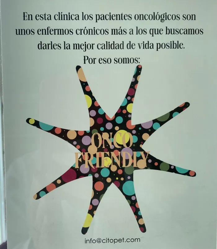 Cartel ONCOFRIENDLY en la puerta del Centro Quirúrgico Veterinario Algabeño